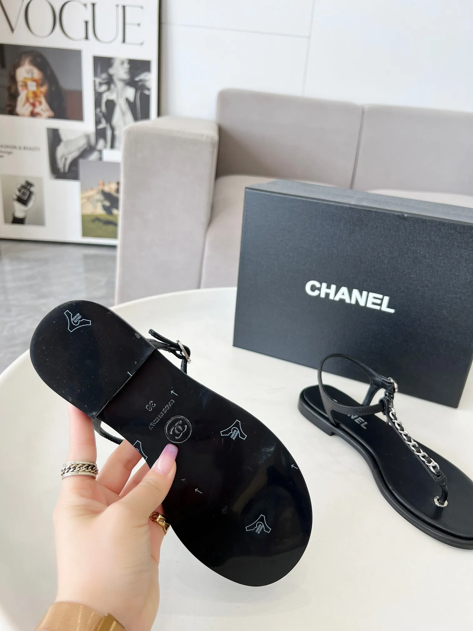 👟👟Ex-factory price 400👟👟 Genuine leather sole +40 CHANEL2025 Xiaoxiang new classic flip-up sandals👡 👄Original 1:1 molded logo🧡Exudes lasting charm Xiaoxiang sandals👡Vivid intellectual elegance👥Brings out the unique beauty of women👩‍🦰 Fabric: Sheepskin Lining: Imported sheepskin , Outsole: Rubber outsole (leather outsole) Color: black/apricot/white, code number: 35-40 (41-41 customized, non-refundable and non-exchangeable)